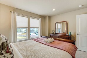 4 Schlafzimmer, Schreibtisch, Bügeleisen/Bügelbrett, Reisekinderbett