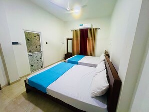 4 habitaciones, tabla de planchar con plancha, wifi y ropa de cama 