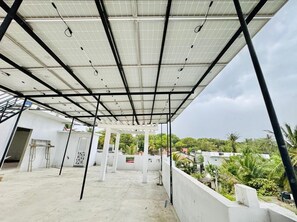 Terrace/patio - Trinco Town Family Guest House 4-bedroom house in charming Trincomalee with AC, (Trincomalee)