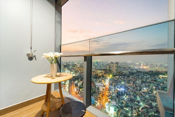 Deluxe Apartment, 3 Bedrooms, Balcony, City View | Living area