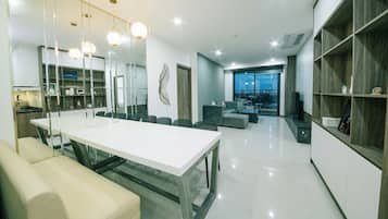 Departamento Deluxe, balcón, vista a la ciudad | Área de sala de estar