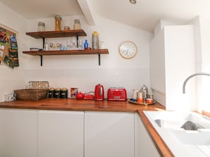 Fridge, microwave, dishwasher, toaster - Cosy Cottage (Buxton)