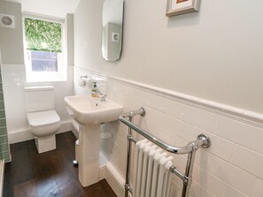 Shower, hair dryer - Cosy Cottage (Buxton)