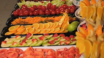 Un buffet proposant une variété de fruits et de légumes.