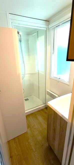 Shower, towels, soap, toilet paper - COZY HOUSE PREMIUM 6p - Camping 4**** (Lège-Cap-Ferret)