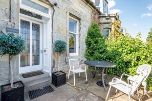 Outdoor dining - Dempster Terrace (No 11A) (St Andrews)