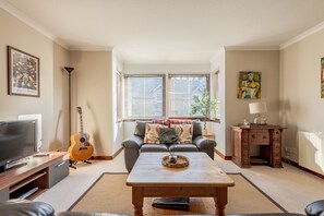 TV - Dempster Court (No 10 ) (St Andrews)