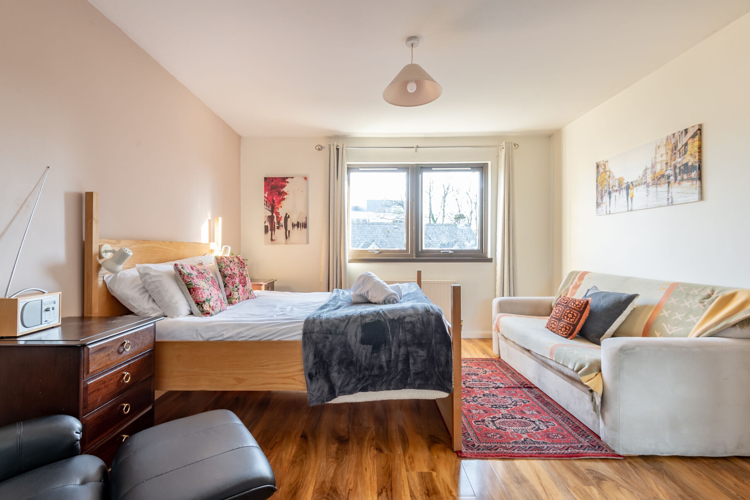 3 bedrooms, iron/ironing board, free WiFi, bed sheets