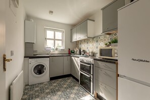 Fridge, microwave, oven, coffee/tea maker - Bobby Jones Apartments (No 42) (St Andrews)