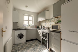 Kühlschrank, Mikrowelle, Ofen, Wasserkocher mit Kaffee-/Teezubehör