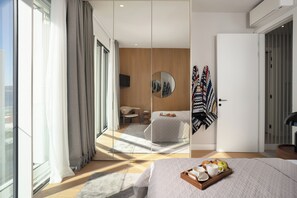 4 bedrooms, iron/ironing board, internet, bed sheets