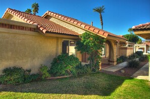 Exterior - 3 bed 2 bath on golf course, walking distance to Coachella. Heated pool/jacuzzi. (Indio)