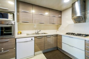 Kühlschrank, Mikrowelle, Ofen, Herdplatte