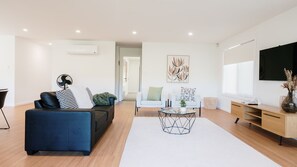 Een smart-tv en boeken