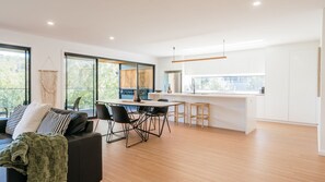 Smart TV, books - Tree Top Haven ITAS - Hosted by L'Abode (South Launceston)