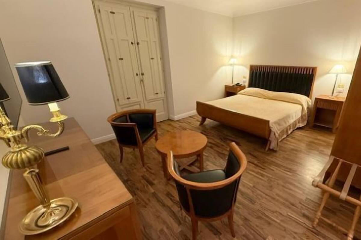 In-room safe, WiFi (free)