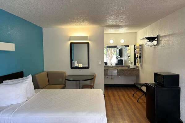 Room | Desk, bed sheets