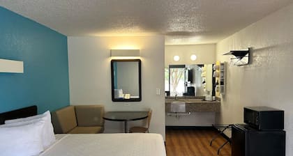 Blue Way Inn & Suites By Jasper Beeville