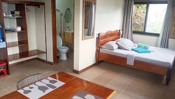 1 bedroom, desk, WiFi, bed sheets