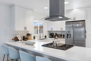 Kühlschrank, Mikrowelle, Ofen, Herdplatte