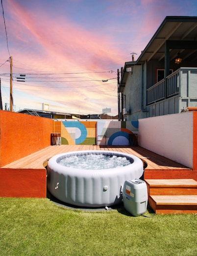Unique "NEW" Studio Retreat - Hot Tub - Mins to Downtown, PHX Airport & ASU