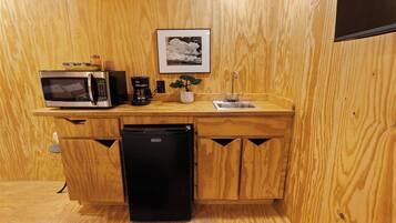 Frigorífico, microondas, cafetera o tetera y tostadora