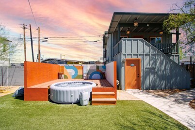 Unique "NEW" Studio Retreat - Hot Tub - Mins to Downtown, PHX Airport & ASU