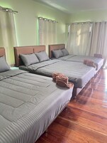 Villa, 5 habitaciones, vistas a la piscina | 5 dormitorios, wifi gratis, ropa de cama