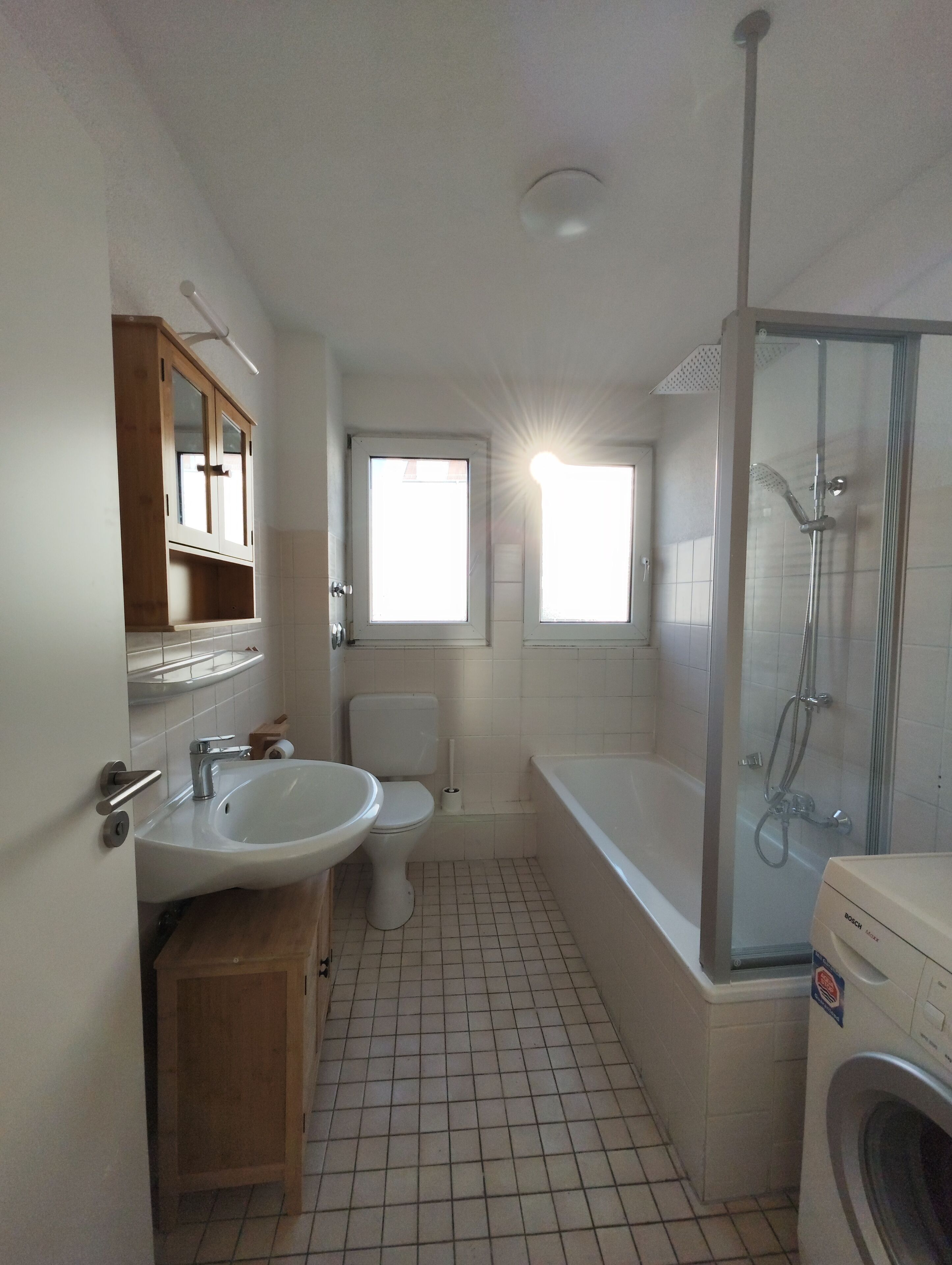 Une salle de bain équipée d’un lavabo, de toilettes, d’une baignoire et d’une douche.
