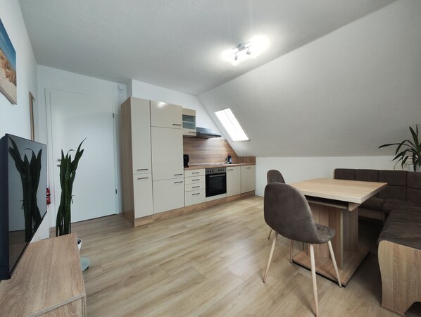 Apartament clàssic, diversos llits, cuina (White-star) | Zona de menjador de l'habitació