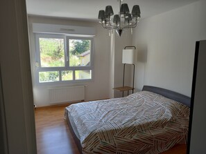 3 quartos, escrivaninha, ferros/tábuas de passar roupa, berço de viagem