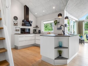 Refrigerador, microondas, lavavajillas y utensilios de cocina