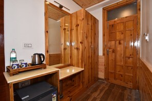 Studio Supérieur, vue montagne | Coffres-forts dans les chambres, bureau, fer et planche à repasser