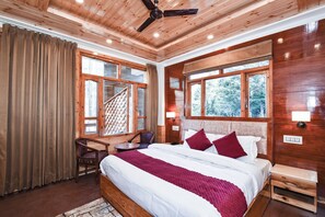 Studio Supérieur, vue montagne | Coffres-forts dans les chambres, bureau, fer et planche à repasser