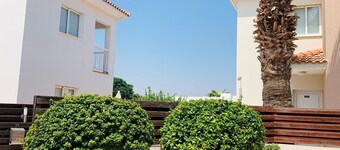 Superb 2 bedroom villa - sleeps 4, with private pool, in charming Pernera