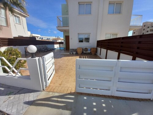 Superb 2 bedroom villa - sleeps 4, with private pool, in charming Pernera