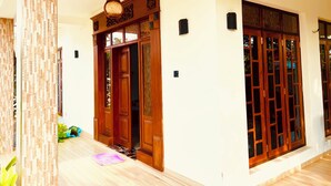 A traditional wooden entrance with a decorative ceiling light, a tiled floor, and a large window with multiple panes. - 5-bedroom villa in wonderful Negombo, 10 mins away from Airport & Beach. (Negombo)