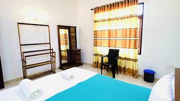 5 bedrooms, iron/ironing board, WiFi, bed sheets