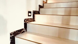 A staircase with white steps and a marble border at the bottom. - 5-bedroom villa in wonderful Negombo, 10 mins away from Airport & Beach. (Negombo)