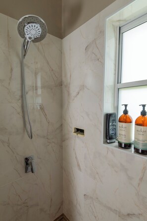 Secadora de cabello, toallas, jabón, papel de baño