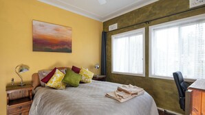 A hotel room with a bed, bedside lamps, a desk, and two windows. - Unit 1 - A welcoming and cosy unit, near Wanda beach and Cronulla Golf Course (Cronulla)