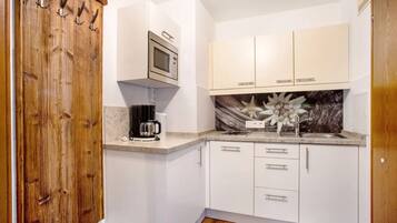 KĂŒhlschrank, Mikrowelle, Herdplatte, GeschirrspĂŒler