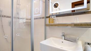 Dusche, Haartrockner, Handtücher