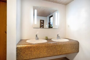 A bathroom with two sinks, a mirror, and a honeycomb-patterned countertop. - Studio 'Panorama - Apartment 3' with Mountain View, Private Balcony and Shared Sauna (Reit im Winkl)