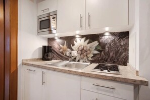 雪櫃、微波爐、爐具、咖啡機/沖茶器