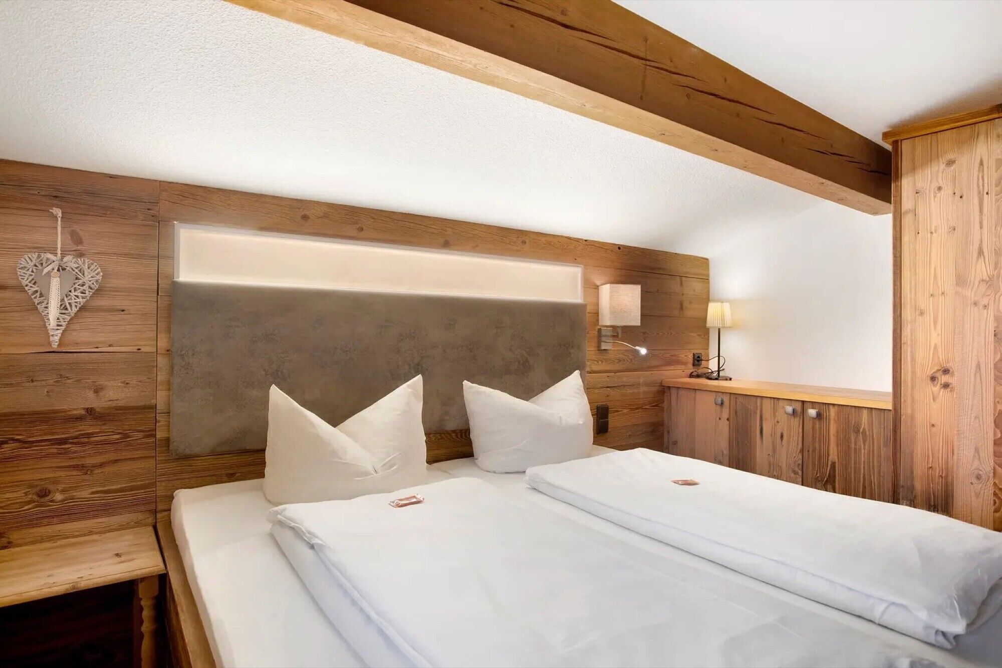 2 多间卧室、免费 WiFi、床单