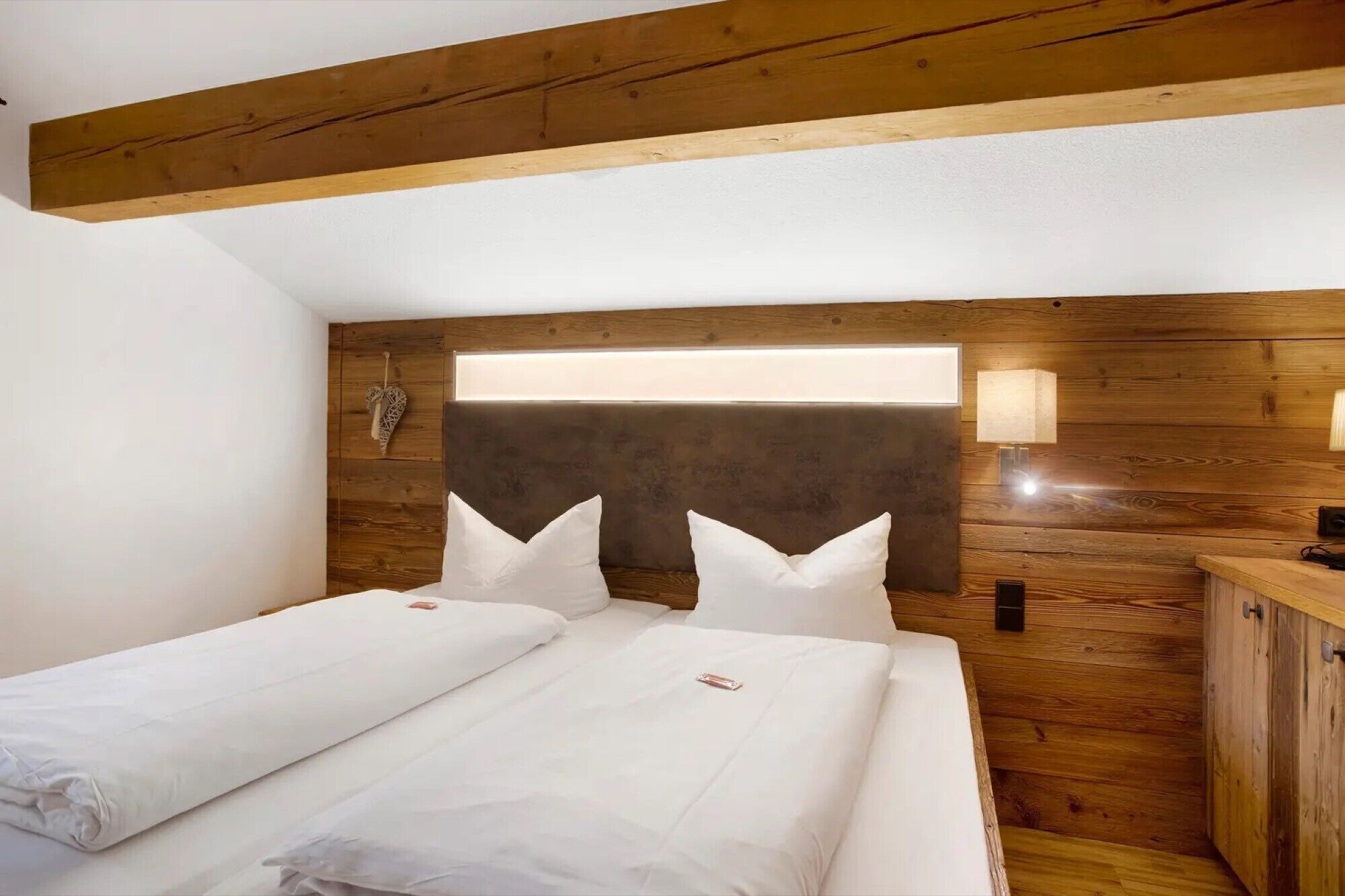 2 多间卧室、免费 WiFi、床单