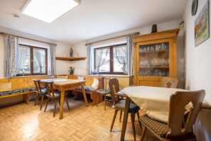 Dining - Room 'Eins' with Shared Terrace, Shared Garden and Wi-Fi (Schwangau)