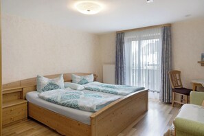 1 bedroom, free WiFi, bed sheets - Room 'Eins' with Shared Terrace, Shared Garden and Wi-Fi (Schwangau)