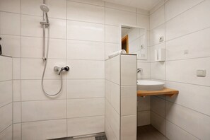 Shower, hair dryer, towels - Room 'Eins' with Shared Terrace, Shared Garden and Wi-Fi (Schwangau)